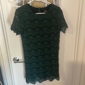 Lulu’s lacy green dress